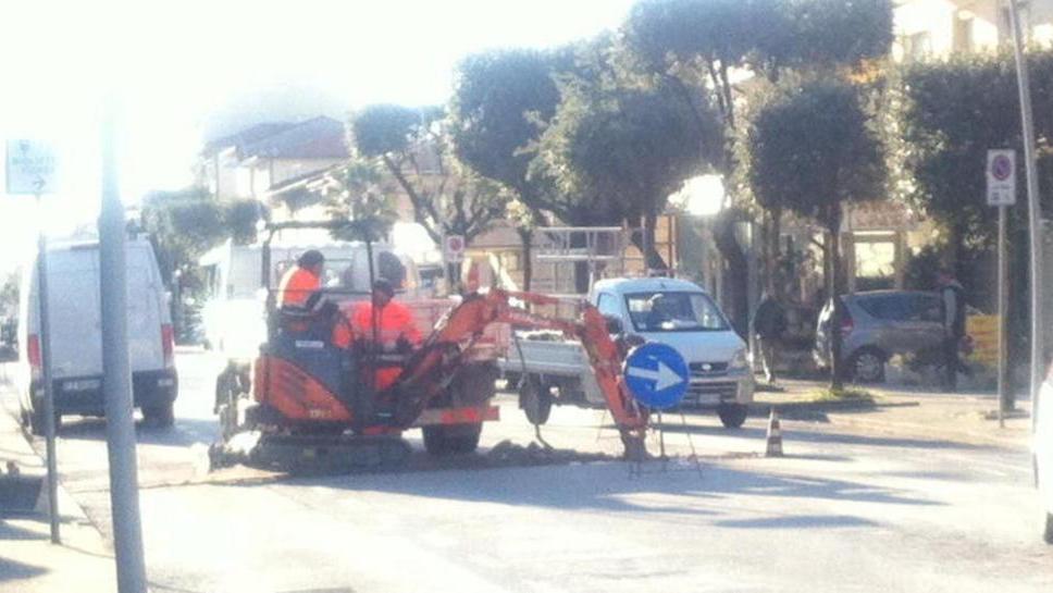 L'asfalto del viale Colombo ridotto a un colabrodo
