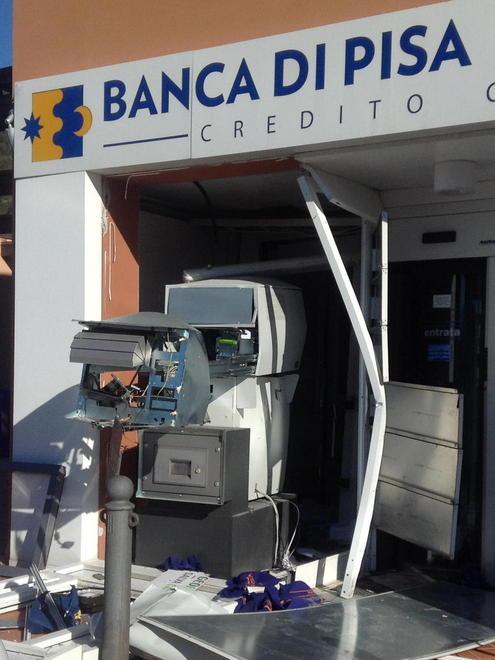 Fanno esplodere il bancomat di notte e portano via i soldi 