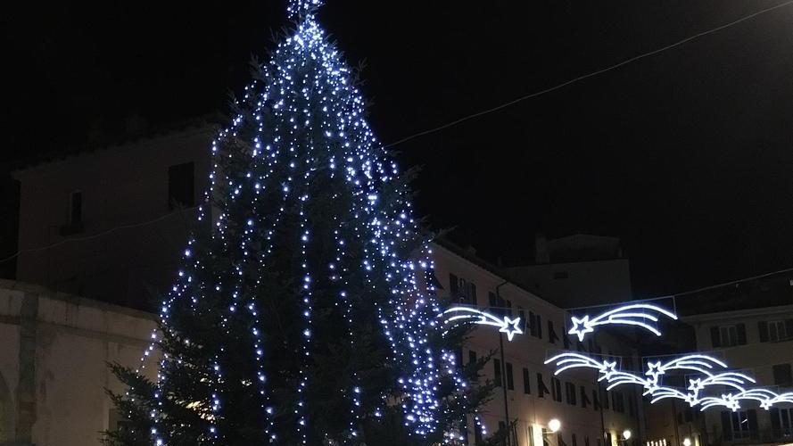 Manca la delibera della giunta e la luminaria resta accesa