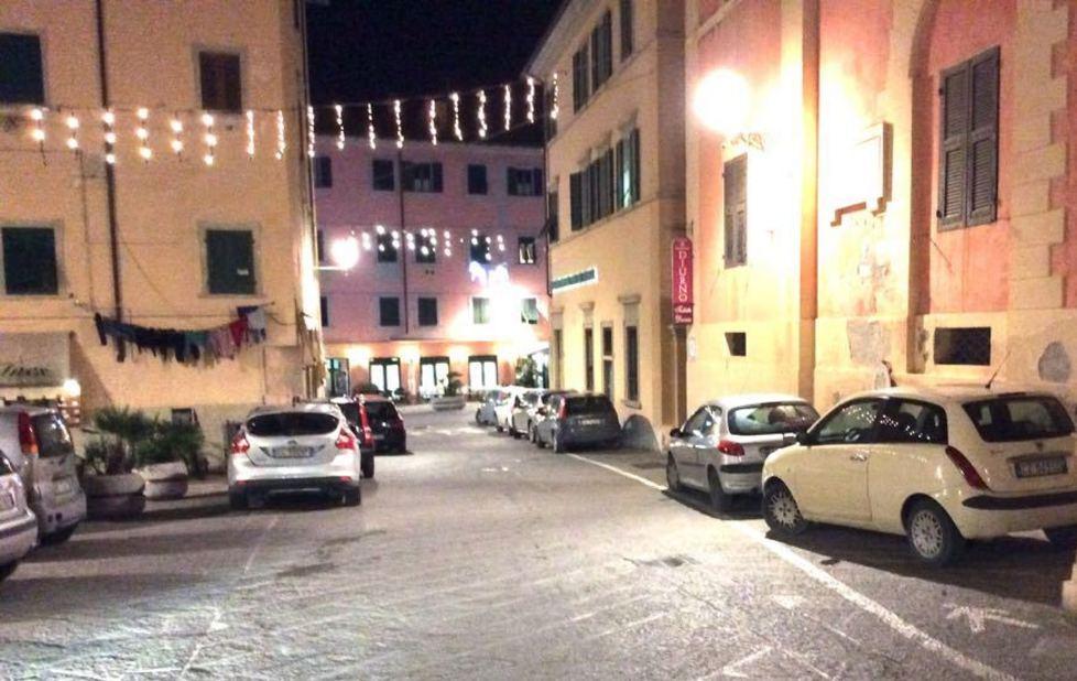 Sosta selvaggia davanti al Comune 