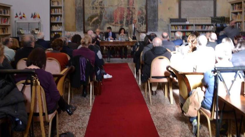 Folla al debutto della rivista dell’Istituto Storico di Bagni