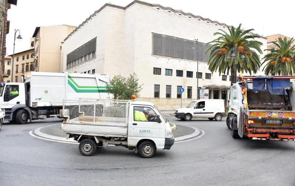 Da stamani lavoratori davanti al municipio 
