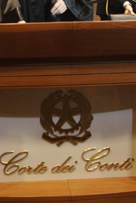 Ufficiale della Marina mente sugli esami: condannato a risarcire 