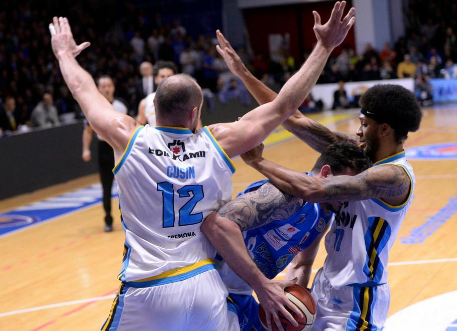 La Dinamo domina a lungo ma si squaglia nel finale 