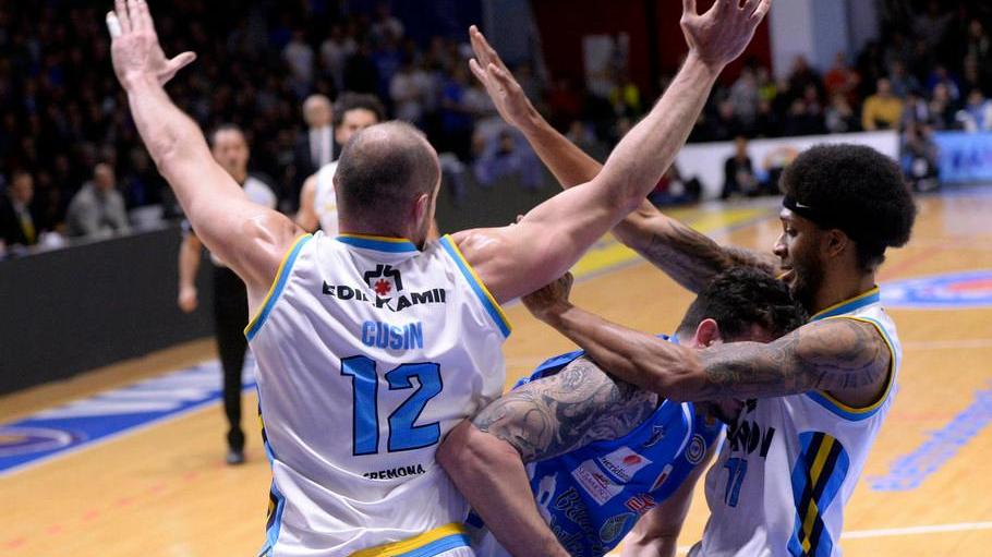 La Dinamo domina a lungo ma si squaglia nel finale