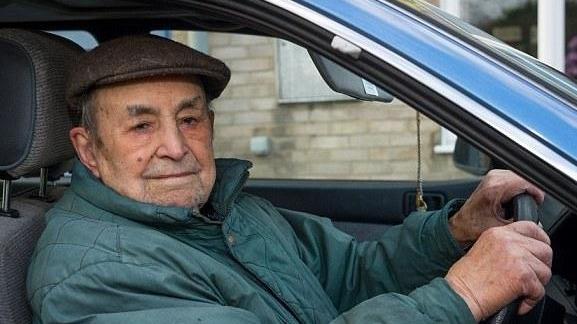 Il più vecchio driver inglese è un nonnino di Arzachena 