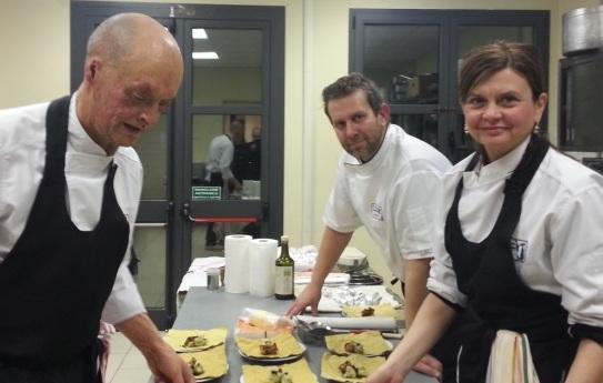 Lo chef delizia il gruppo Caritas 