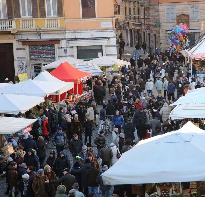 Abusivi tra i banchi della fiera Sequestrate cucitrici e ... auto