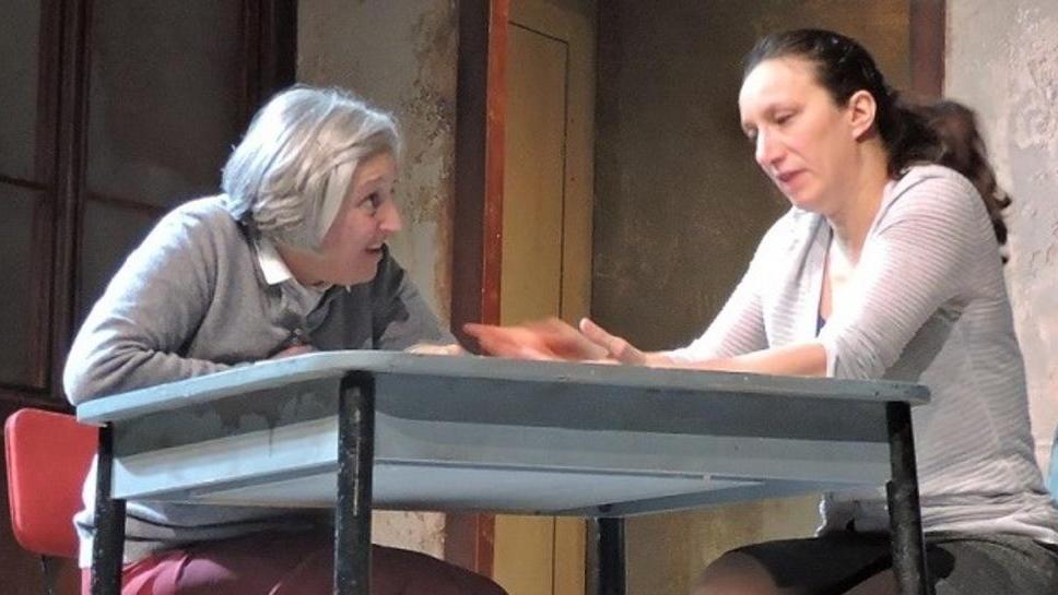 Occhiobello applaude con convinzione Due donne che ballano