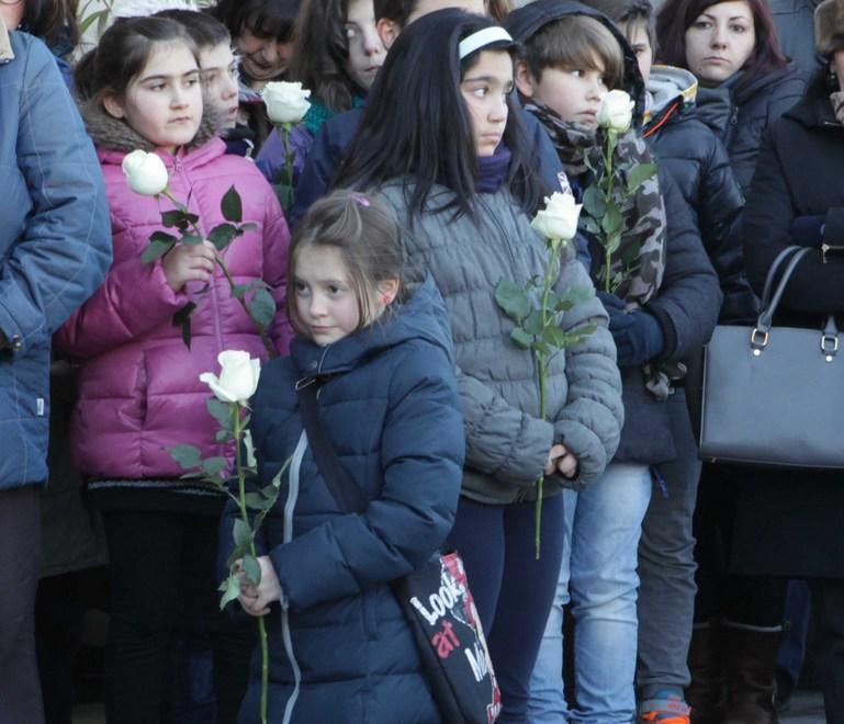 Tante rose bianche portate dai bambini per l’addio a Corrado 