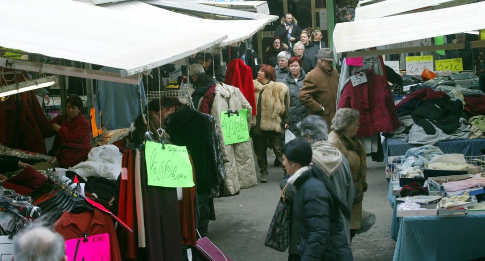 Ultimatum del Comune agli ambulanti di via Buontalenti: ristrutturate o andate via 