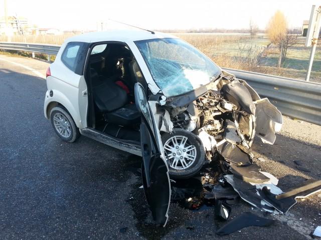 Fabbrico, frontale auto contro camion: grave un'anziana