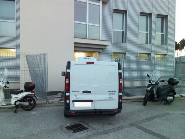 Il furgone che ha sfondato il cancello della sede municipale