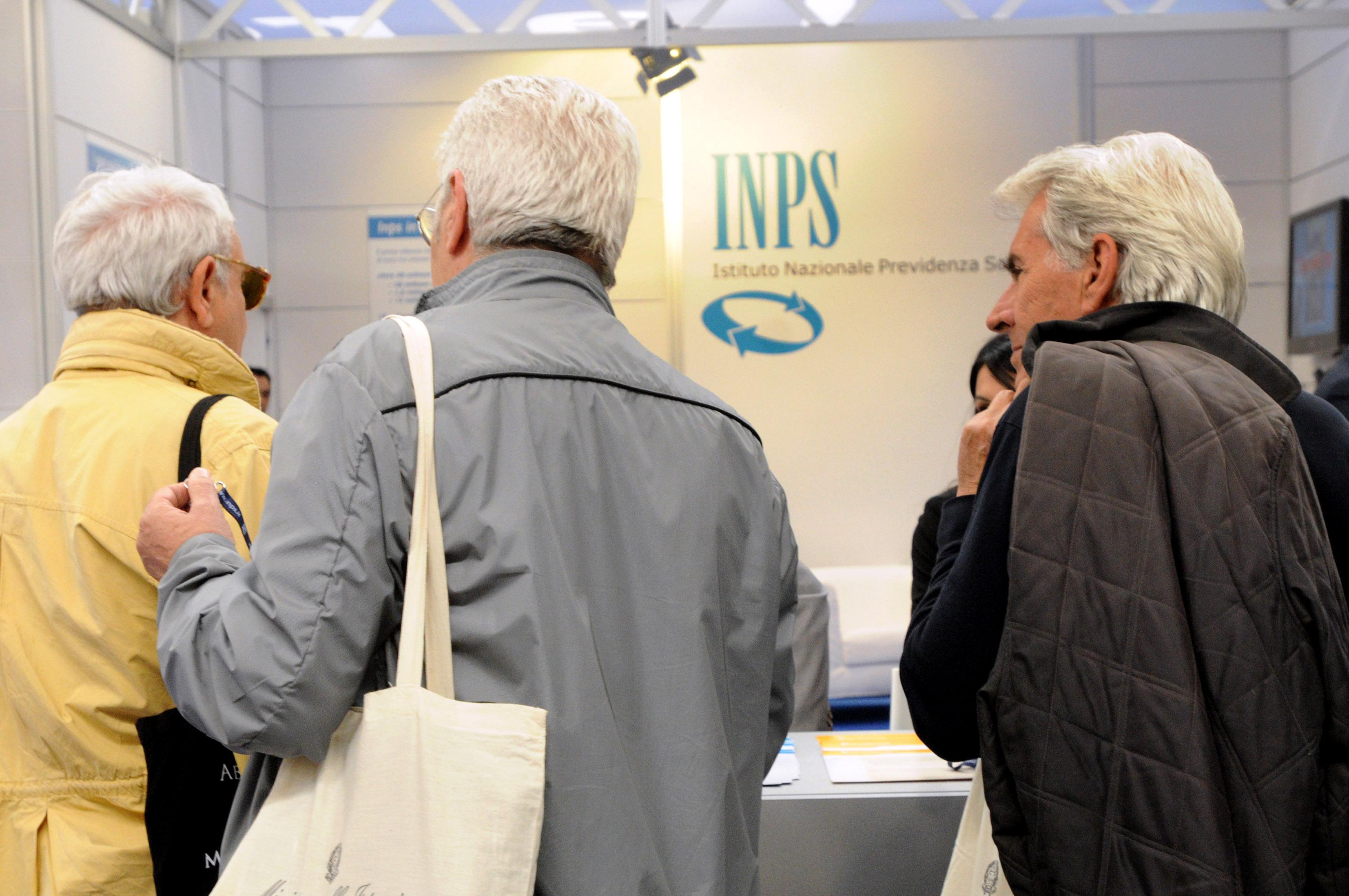Pensionati in fila per chiedere informazioni all'Inps (foto d'archivio) 