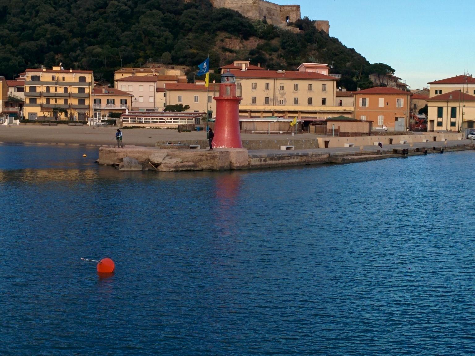 La boa installata all'ingresso del porto canale di Castiglione della Pescaia: segnala il basso fondale