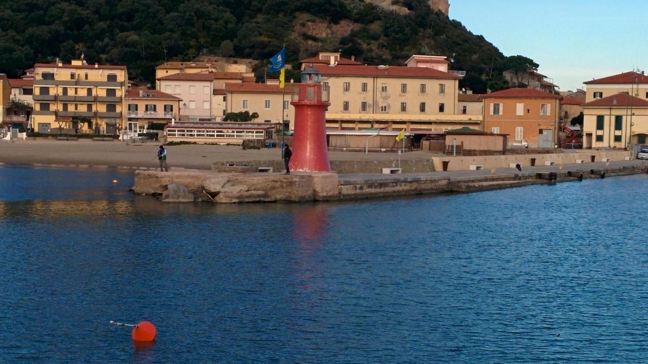 La boa installata all'ingresso del porto canale di Castiglione della Pescaia: segnala il basso fondale