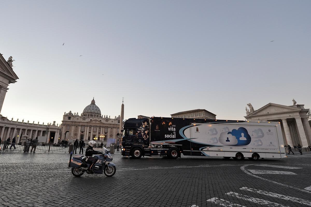 Il truck in piazza del Vaticano