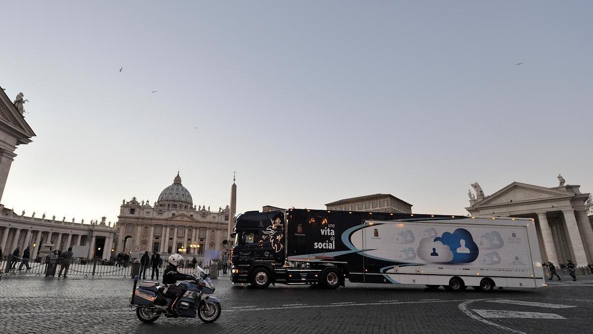 Il truck in piazza del Vaticano