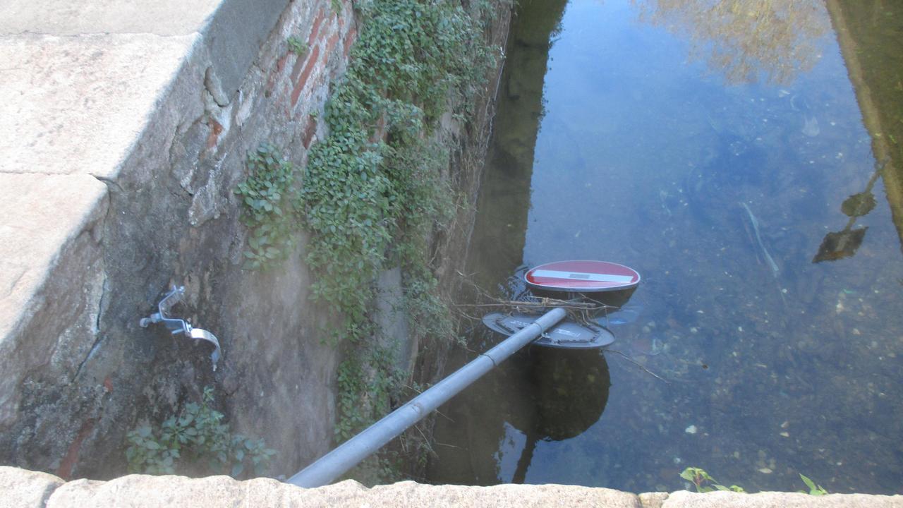 Il cartello stradale finisce nel canale