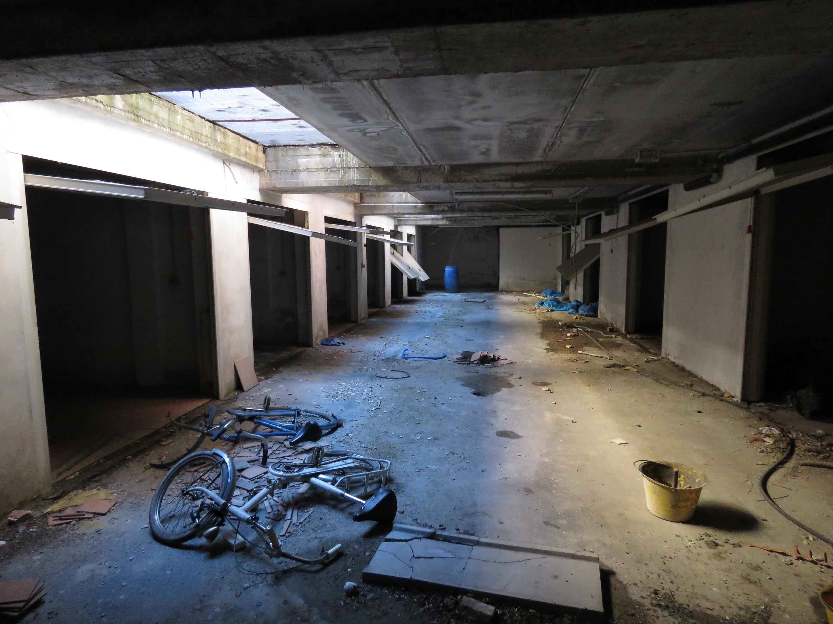 L'interno del condominio abbandonato in via Tirreno (foto Batavia)