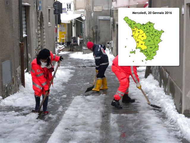 La neve a Rosignano Marittimo in una foto d'archivio. Nel riquadro le previsioni del Lamma