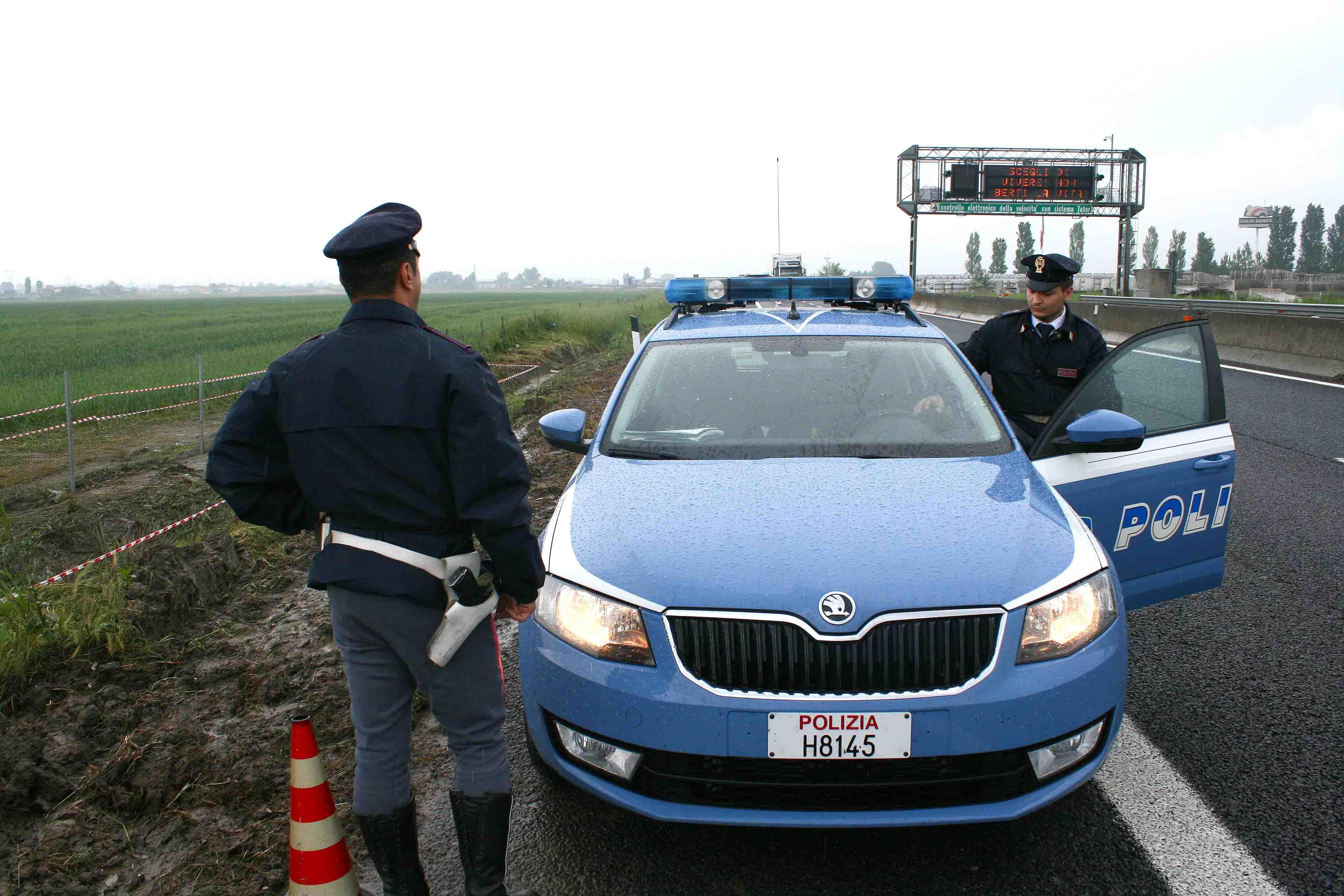 Polizia stradale impegnata in un controllo