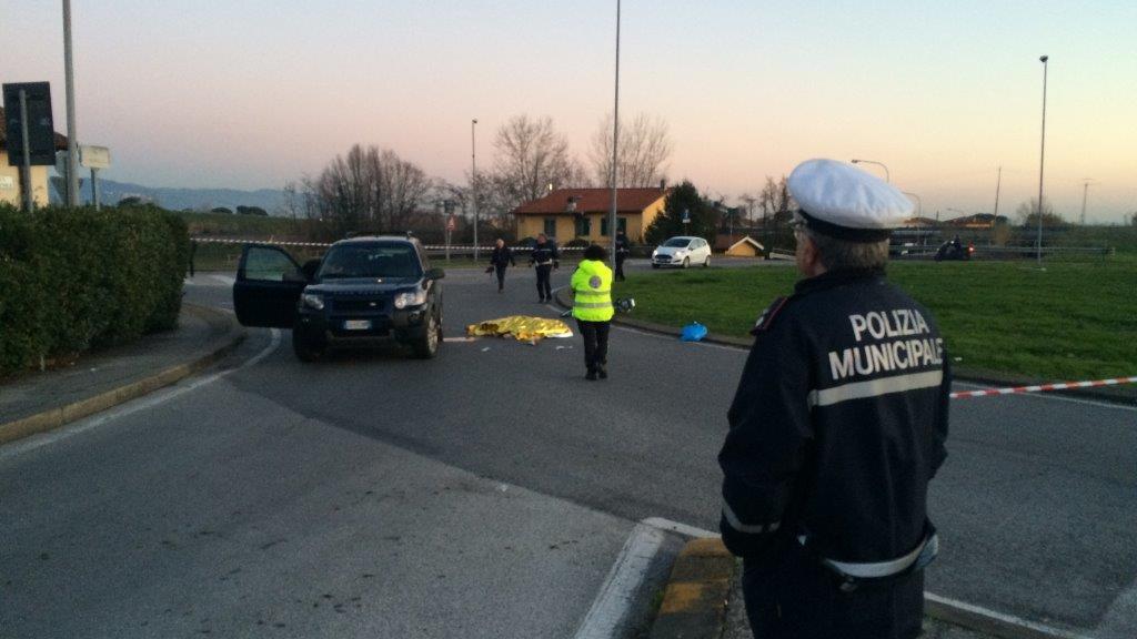 Il cadavere disteso sull'asfalto alla rotonda di via Tripoli (Foto Nucci)