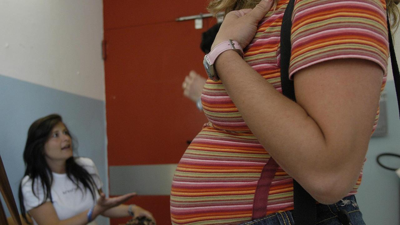 Come trasportare un neonato in auto: i vigili urbani lo insegnano alle future mamme
