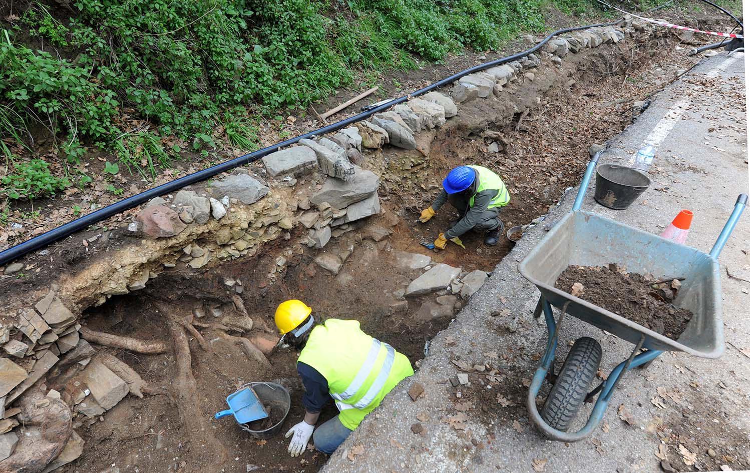 Operai al lavoro nel cantiere dove sono state trovate le mura (foto Paolo Barlettani)