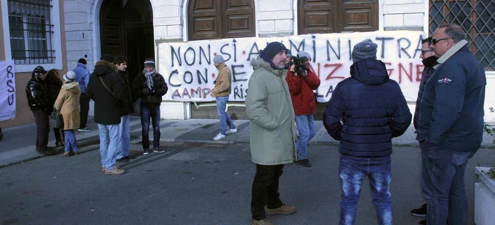 Uno striscione dei lavoratori di Aamps di protesta davanti a palazzo civico (Pentafoto)
