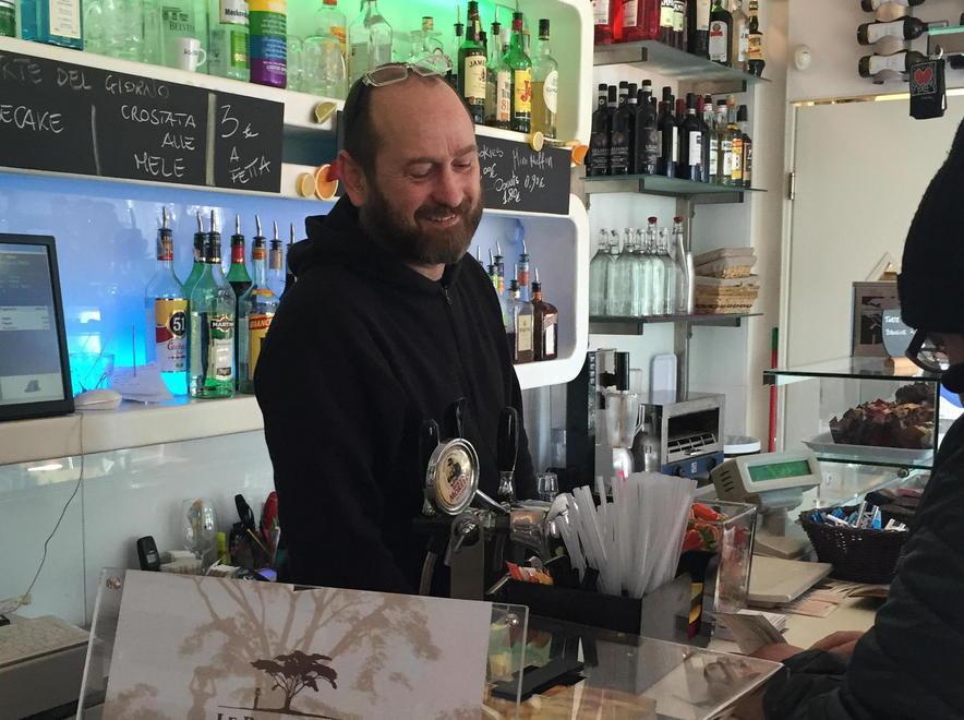 Sfondano la porta e svaligiano il Keith cafè 