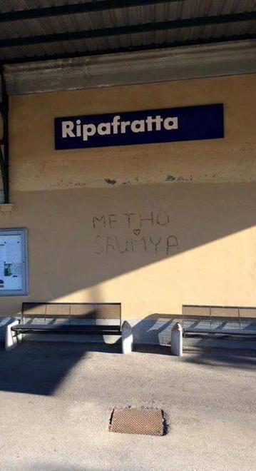 Scritte, degrado e piccoli furti I mali della stazione 