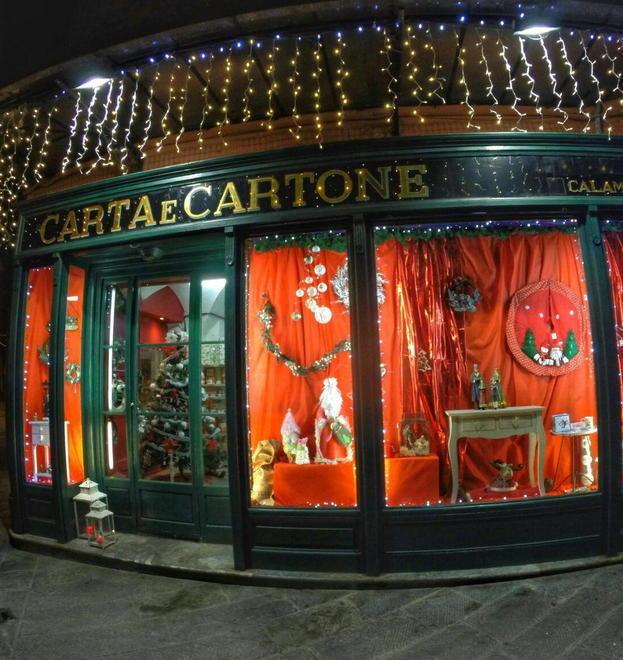 Vetrine di Natale, la più bella? È “Carta e cartone” 