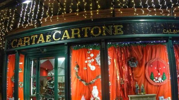 Vetrine di Natale, la più bella? È “Carta e cartone”