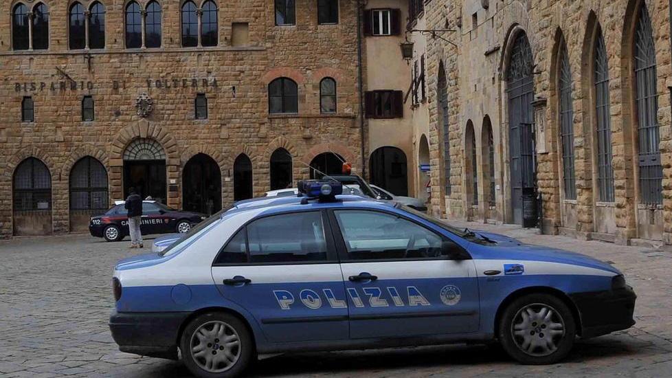 Poliziotti senza scarpe invernali