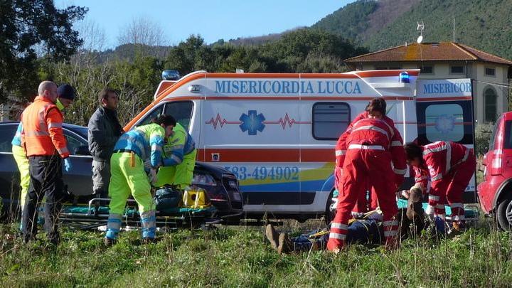 Due feriti in uno scontro fra tre macchine