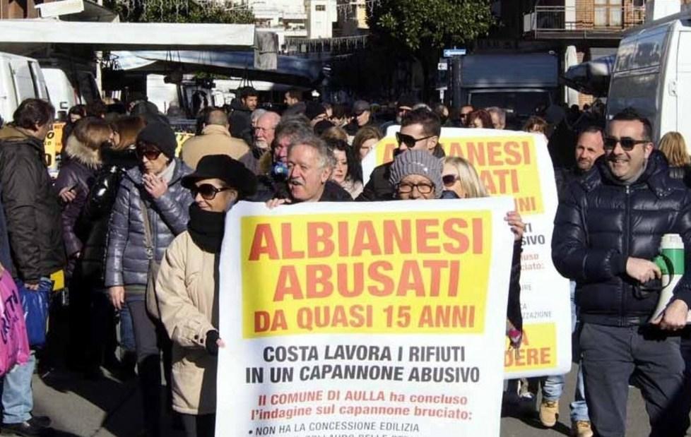 Capannone inagibile, arrivano i vertici grillini