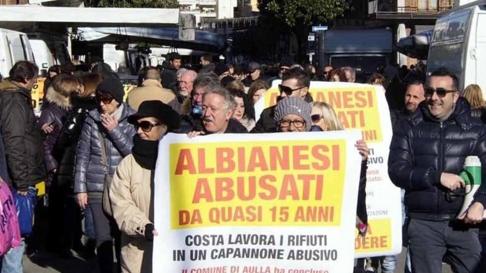 Capannone inagibile, arrivano i vertici grillini