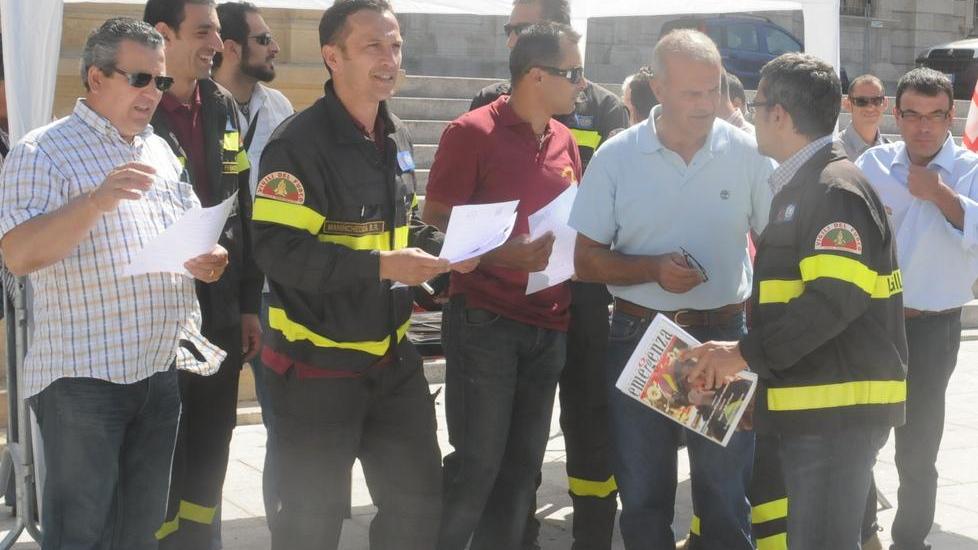Vigili del fuoco in piazza: «Ascoltateci»