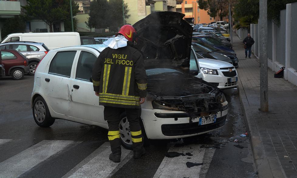 Auto a fuoco in via Busachi