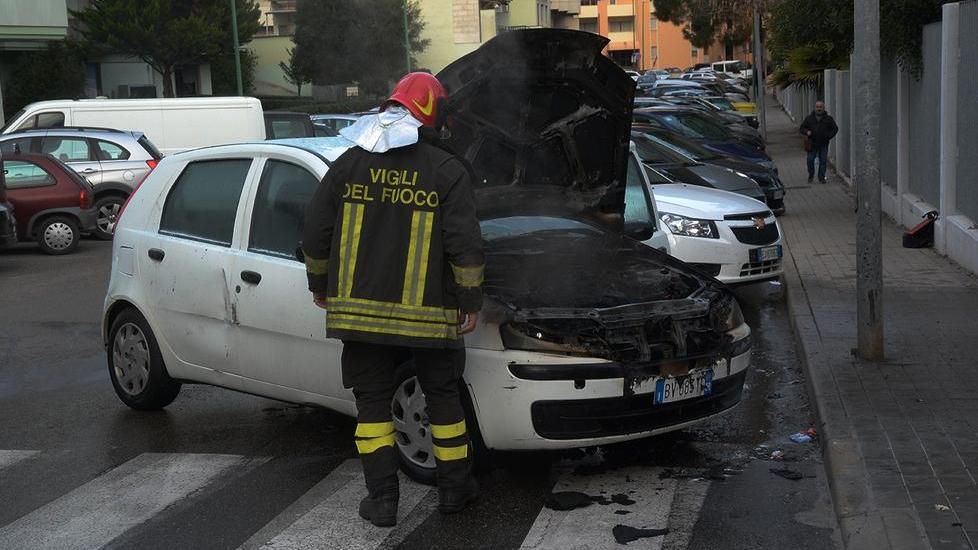 Auto a fuoco in via Busachi