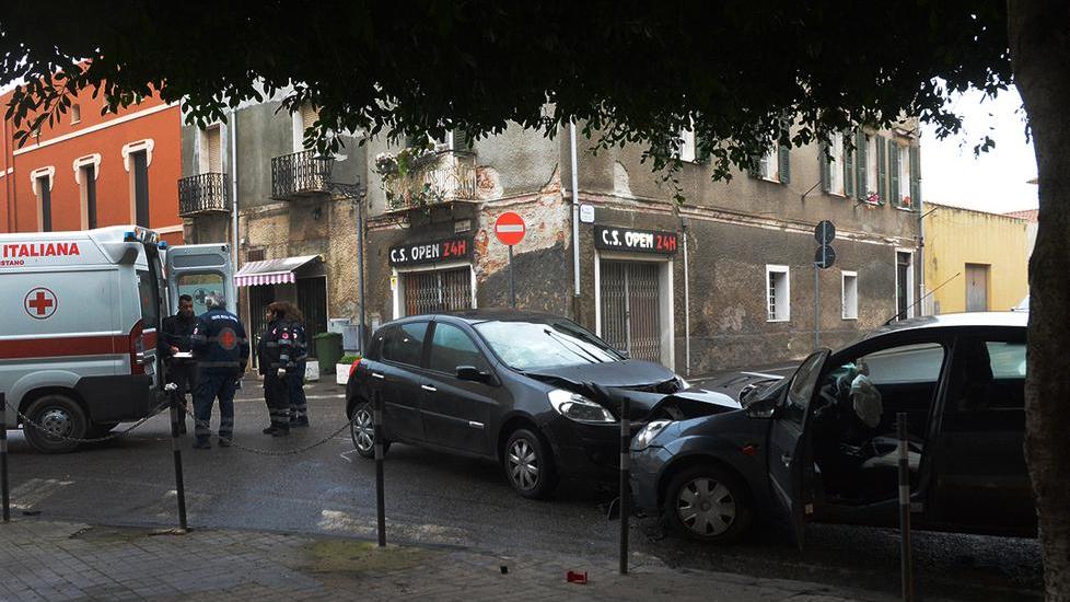 Scontro frontale, ferita una donna