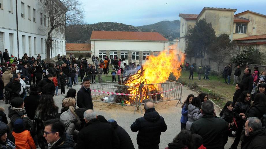 Nella scuola il falò dei bambini