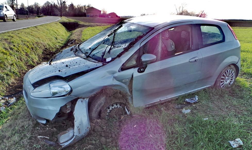 Cappottano in auto nel fossato, feriti
