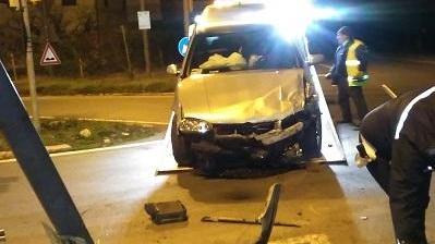 Schianto tra auto in via Industria: semaforo distrutto