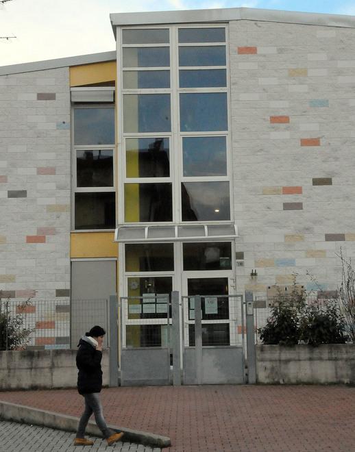 Rompono il vetro dell’antincendio La materna al freddo 