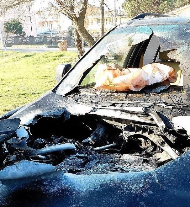 Bruciate quattro auto nella notte 