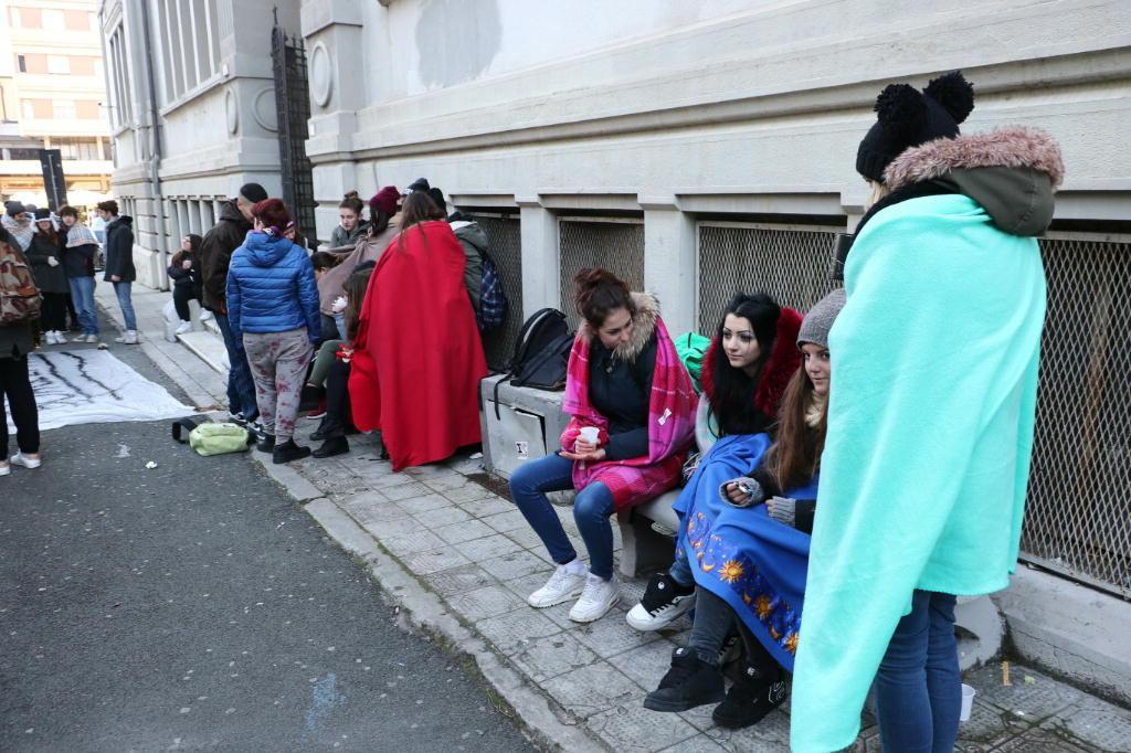 Fuori dalla scuola con le coperte, la protesta degli studenti del Palma
