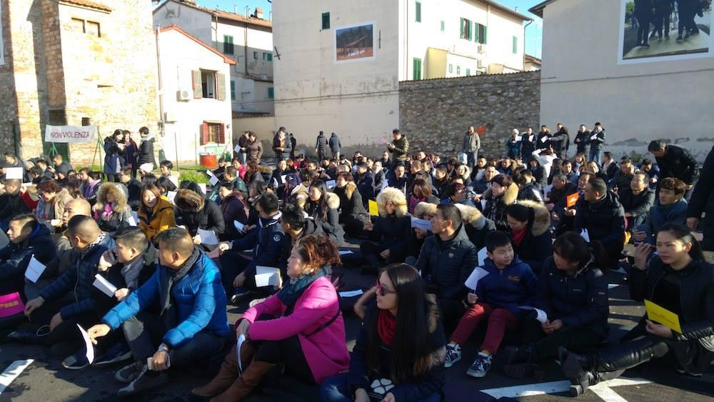 Il sit in organizzato dall'associazione "Cervo bianco" sabato 16 in via Pistoiese (Dryphoto)