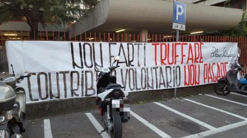 Lo striscione esposto davanti all'istituto Buzzi